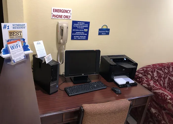 Days Inn & Suites By Wyndham Youngstown / Girard Ohio